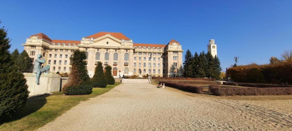 Mox Downtown Apartman Debrecen Eksteriør billede