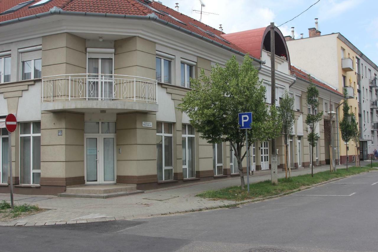 Mox Downtown Apartman Debrecen Eksteriør billede